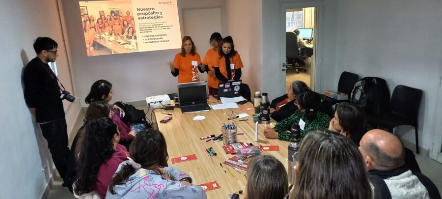 un mesa mesa con mujeres al frente una pantalla