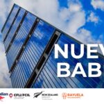 Imagen de portada del cortometraje Nuevo Babel. Se observa un edificio corporativo moderno de vidrio azul visto desde una perspectiva baja hacia el cielo, con nubes blancas de fondo. En el centro aparece el título “Nuevo Babel”. En la parte inferior se ven los logos de organizaciones y aliados que acompañan el proyecto.