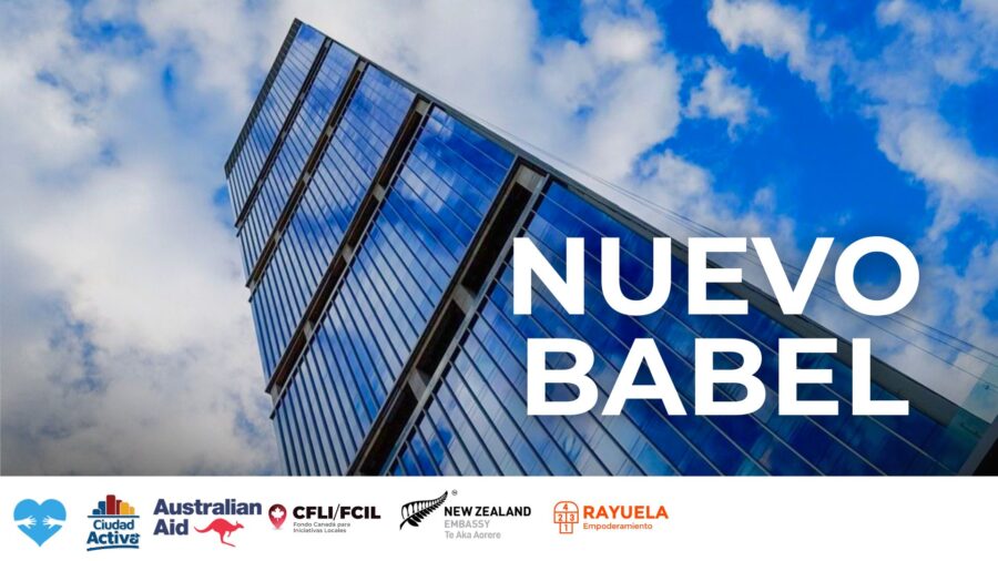 Imagen de portada del cortometraje Nuevo Babel. Se observa un edificio corporativo moderno de vidrio azul visto desde una perspectiva baja hacia el cielo, con nubes blancas de fondo. En el centro aparece el título “Nuevo Babel”. En la parte inferior se ven los logos de organizaciones y aliados que acompañan el proyecto.