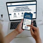 Una persona utiliza una laptop y un celular que muestran el portal de capacitación de "Por igual +". En las pantallas se lee "Diseño Universal y Ecosistema Global" sobre un fondo blanco y azul, junto a iconos de accesibilidad y el logo de la organización.