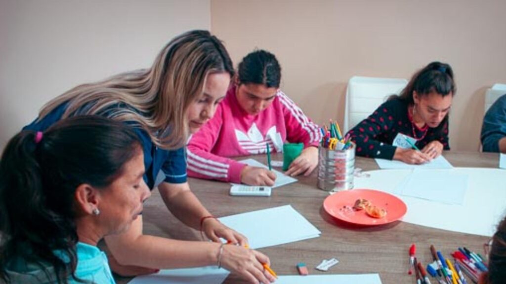 cuatro mujeres en una mesa, durante el taller de empleo de la fundación por  igual más 
