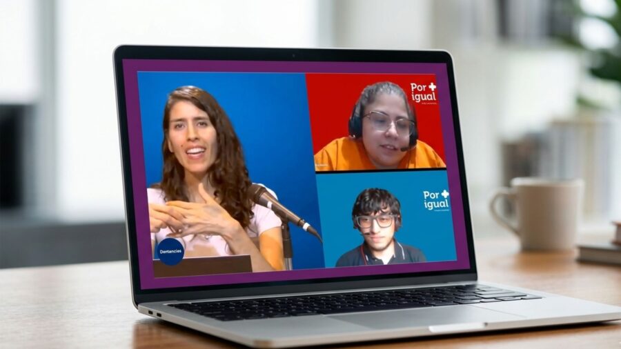 una foto de pc móvil en una videollamada en radio María argentina