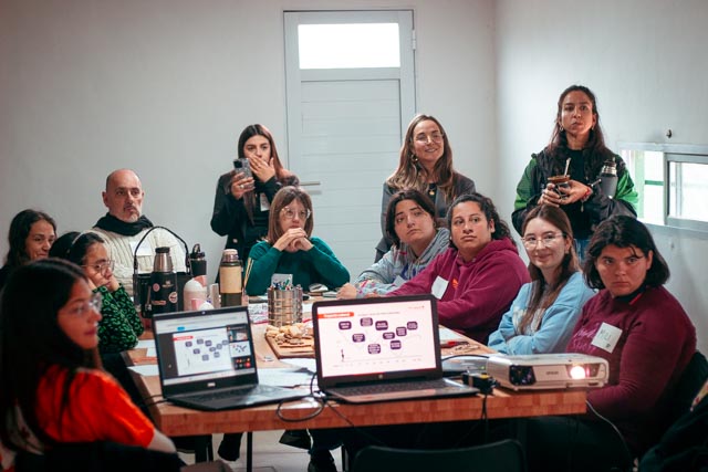 mujeres prestando atención 