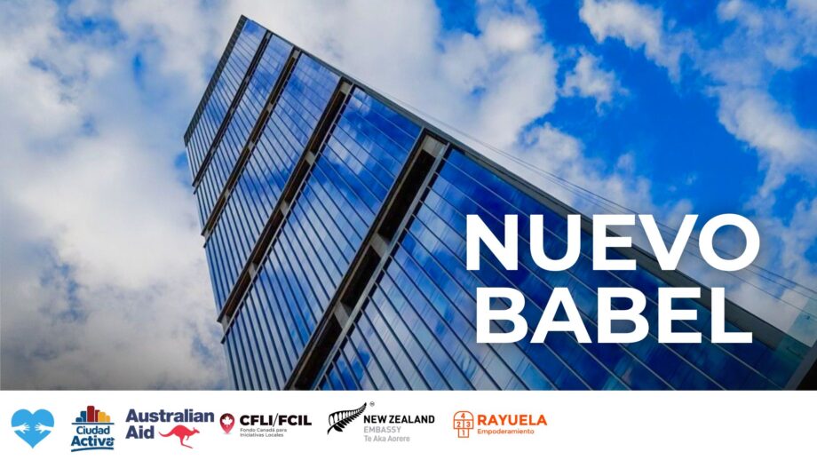 Sin título (Video) (5) Una imagen de un edificio moderno de oficinas con fachada vidriada, sobre un cielo azul con nubes. El texto “Nuevo Babel” aparece en primer plano.