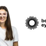 una chicos con un celular y a la lado la palabra Be My Eyes