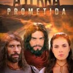 El fondo muestra desierto iluminado por un haz de luz. El título principal es "A Terra prometida. La imagen central está compuesta por tres personajes que se muestran en primer plano. Dos hombres de mediana edad y una mujer joven, todos vestidos con atuendos de la época que retrata la novela