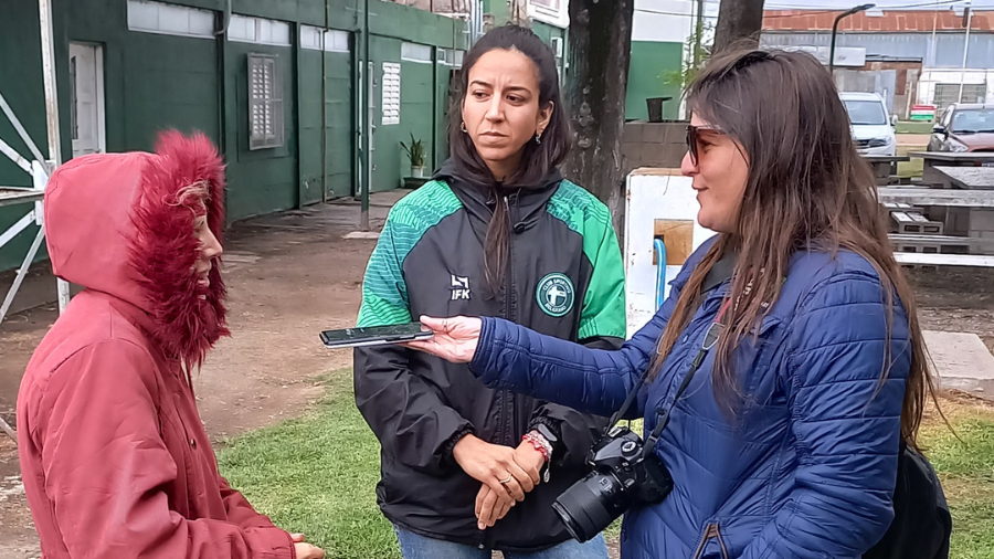 tres mujeres una entrevistando a Ana Argento Nasser