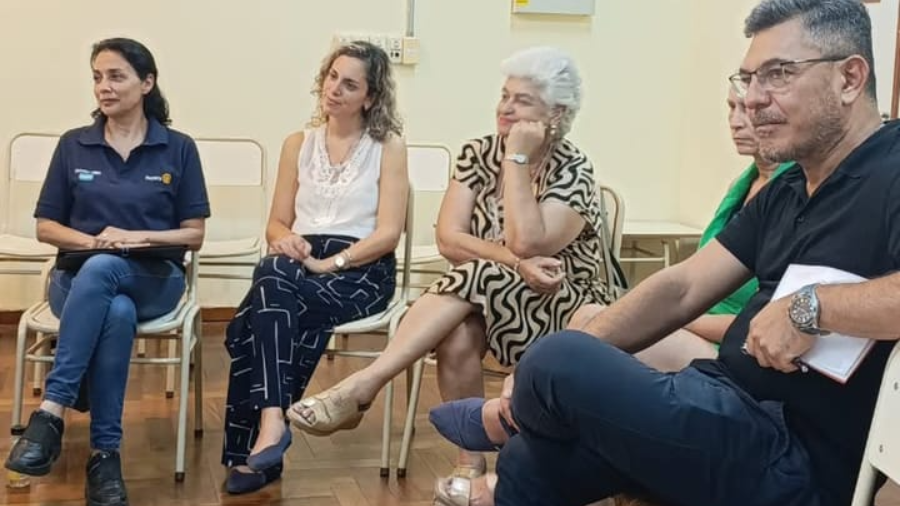 representantes de Por Igual en ronda en el taller