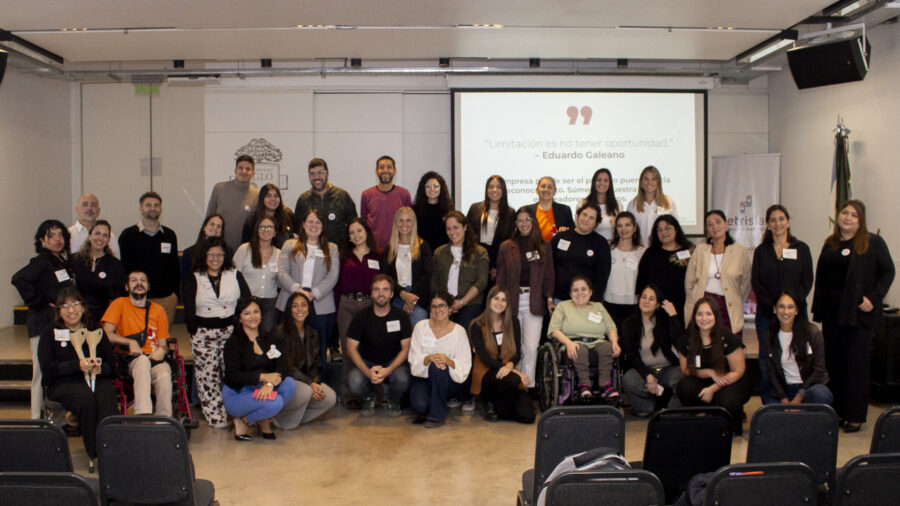 Representantes de diferentes organizaciones en el evento sobre inclusión laboral en empresas de Córdoba.