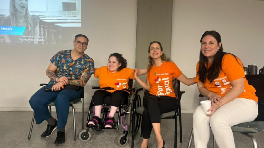 3 mujeres de por igual mas con la remera y un hombre