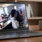 una computadora donde se en la pantalla se ve la video llamada de la charla