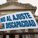un cartel gande que doce no al ajuste en discapacidad frente al edificio del Congreso Nacional