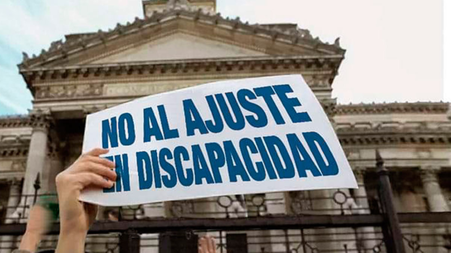 Campaña 2026 (13) un cartel gande que doce no al ajuste en discapacidad frente al edificio del Congreso Nacional