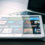 una tablet con video con subtitulo