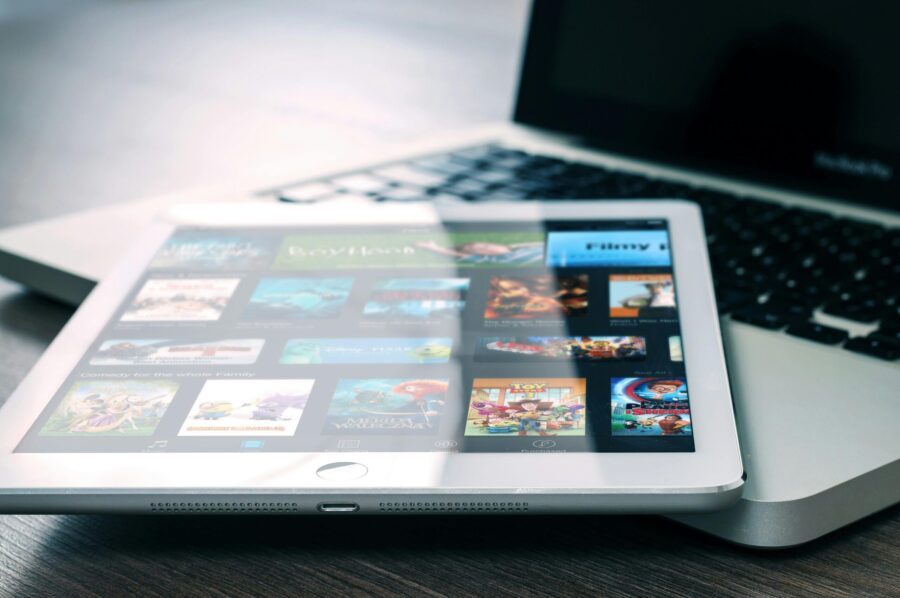 una tablet con video con subtitulo