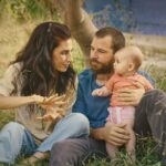 una mujer un hombre y un bebe. los protagonistas dela película "la sorda"