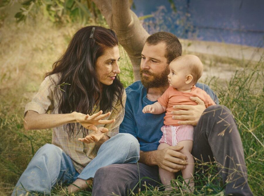 una mujer un hombre y un bebe. los protagonistas dela película "la sorda"