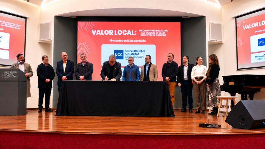 BOLETIN (22) personas en un escenario