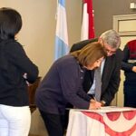 varias personas firmando el nuevo convenio