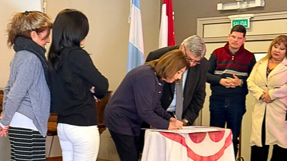 BOLETIN (24) varias personas firmando el nuevo convenio