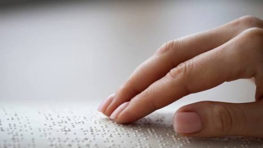 Campaña 2026 (41) una mano leyendo braille