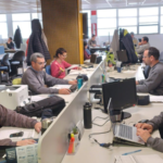 un grupo de personas en la fabrica