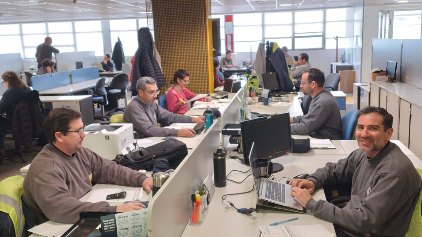 un grupo de personas en la fabrica