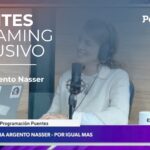 Ana Argento Nasser con un micrófono