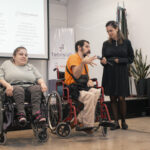 Ana Argento Nasser con dos personas en silla en ruedas