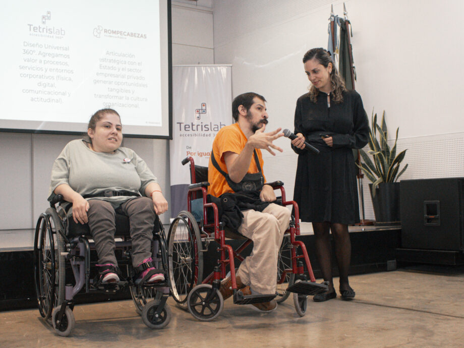 Ana Argento Nasser con dos personas en silla en ruedas
