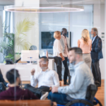varias personas empresarios en una mesa