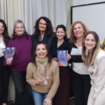 VARIAS MUJERES CON EL LIBRO EN LAS MANOS