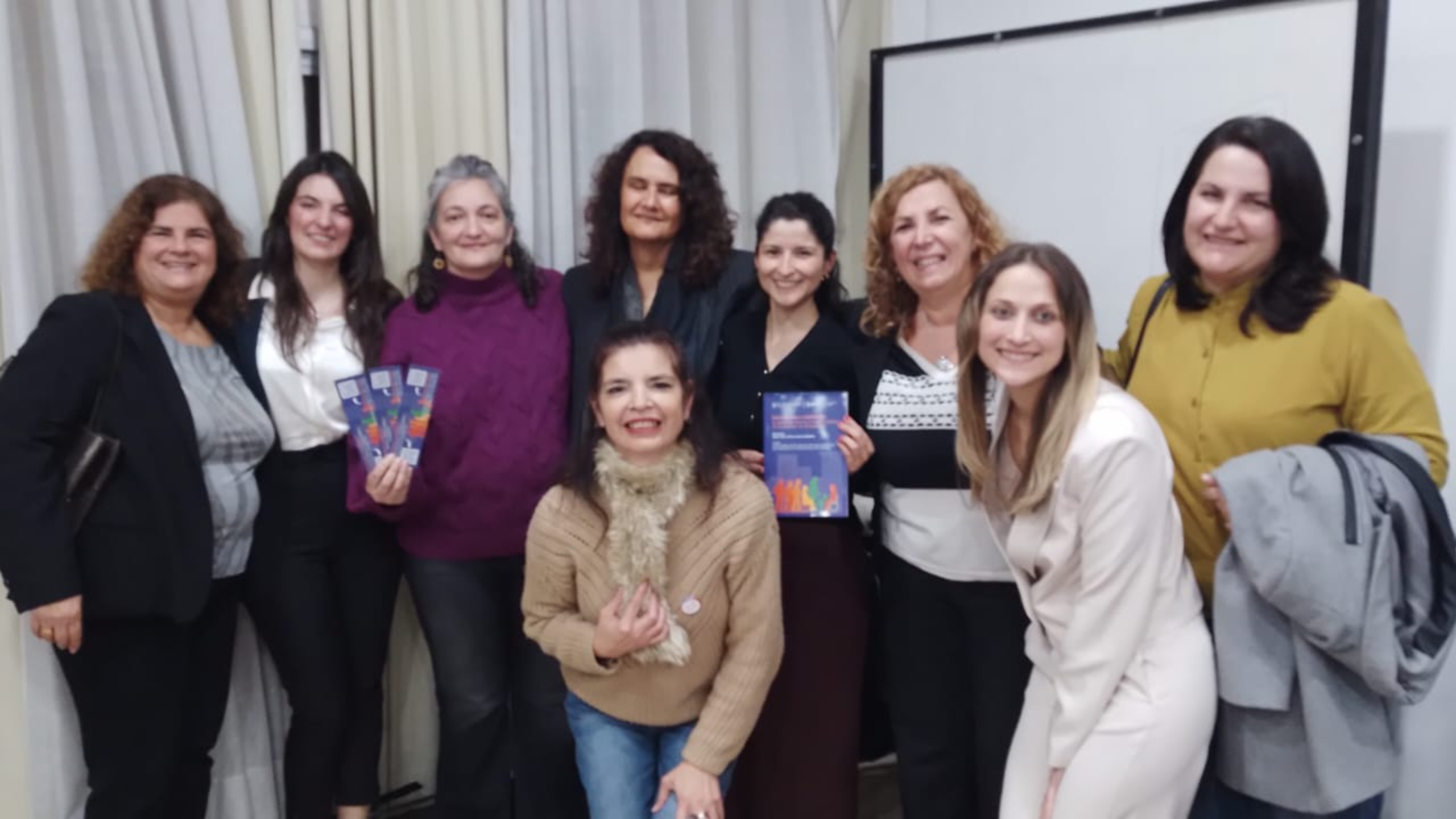 BOLETIN jpg (2) VARIAS MUJERES CON EL LIBRO EN LAS MANOS
