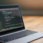 computadora en una mesa