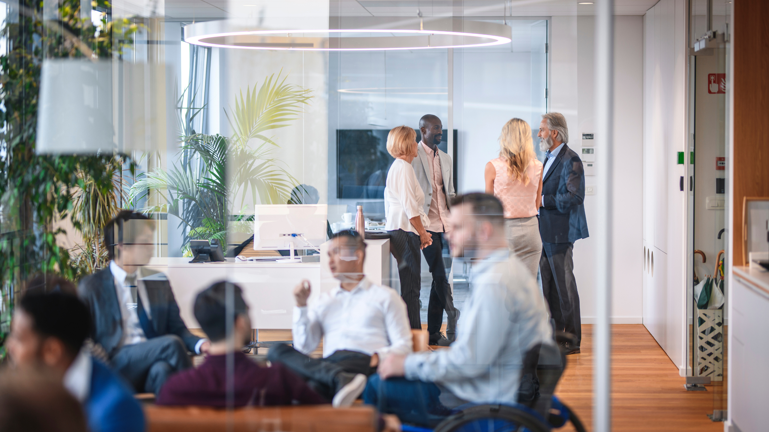 BOLETIN jpg varias personas empresarios en una mesa