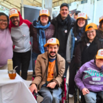 grupo de voluntarios de por igual mas en el stand