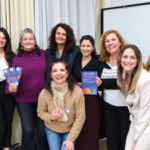las escritoras con la voluntaria de Por Igual Más