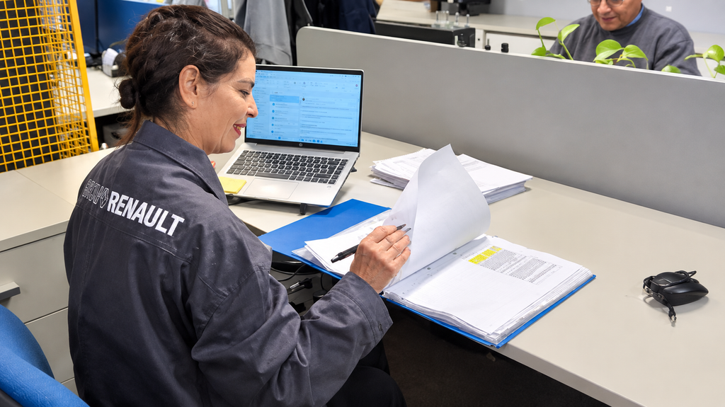 Mariela González en una oficina
