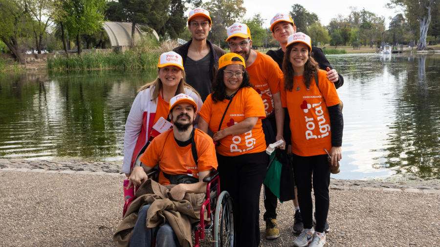 grupo de voluntarios con las remeras entre ellos una en silla en ruedas