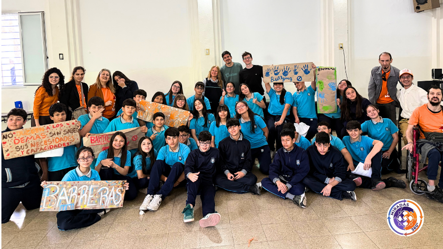 grupo de estudiantes que participaron de la jornada con los talleristas.
