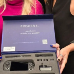 dos manos con la caja donde vienen los dispositivos de procer