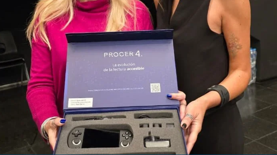 dos manos con la caja donde vienen los dispositivos de procer