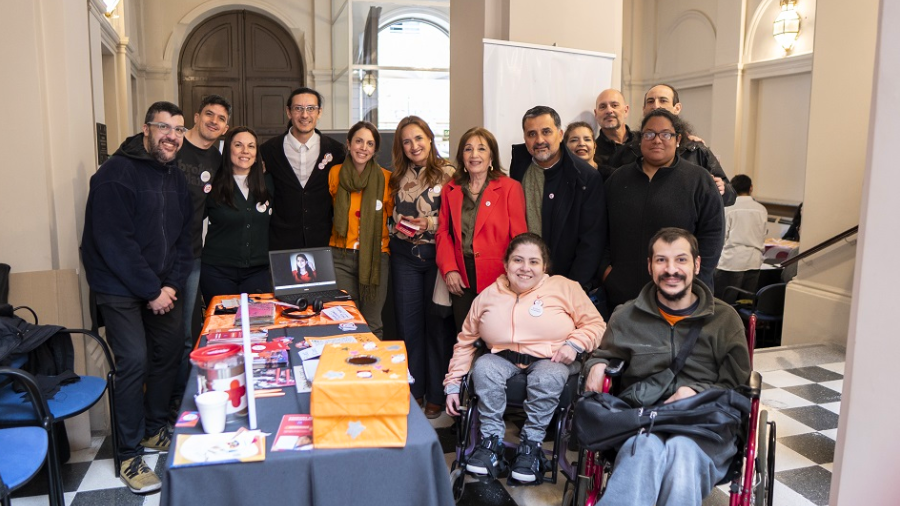 grupo grupal en el Stand de Por Igual Más junto a Myrian Prunotto vicegobernadora de Córdoba