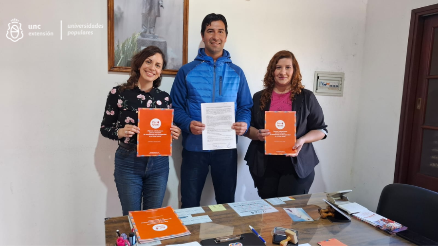 Ana Argento con el jefe comunal de comuna de Rafael García y la representante de la UNC